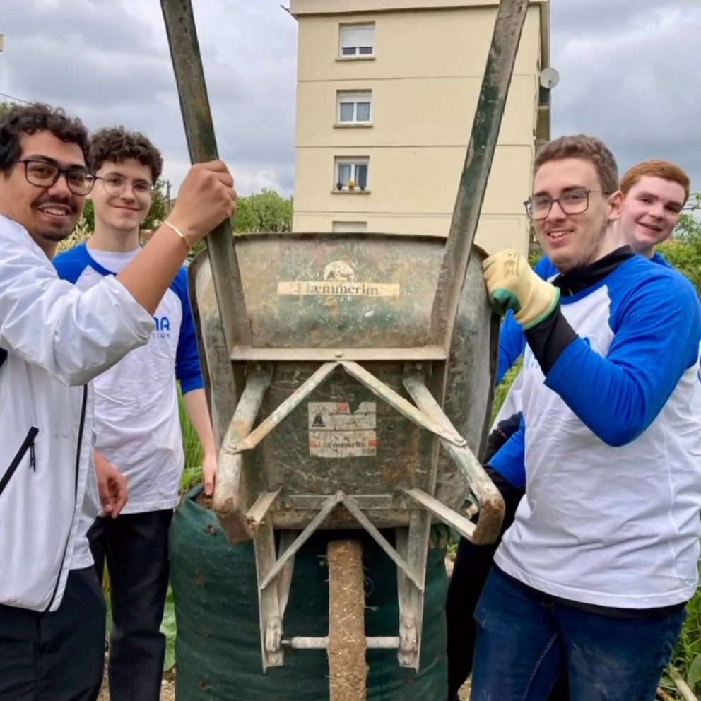 DDRS : Installation de tours potagères par des élèves de Polytech Lyon